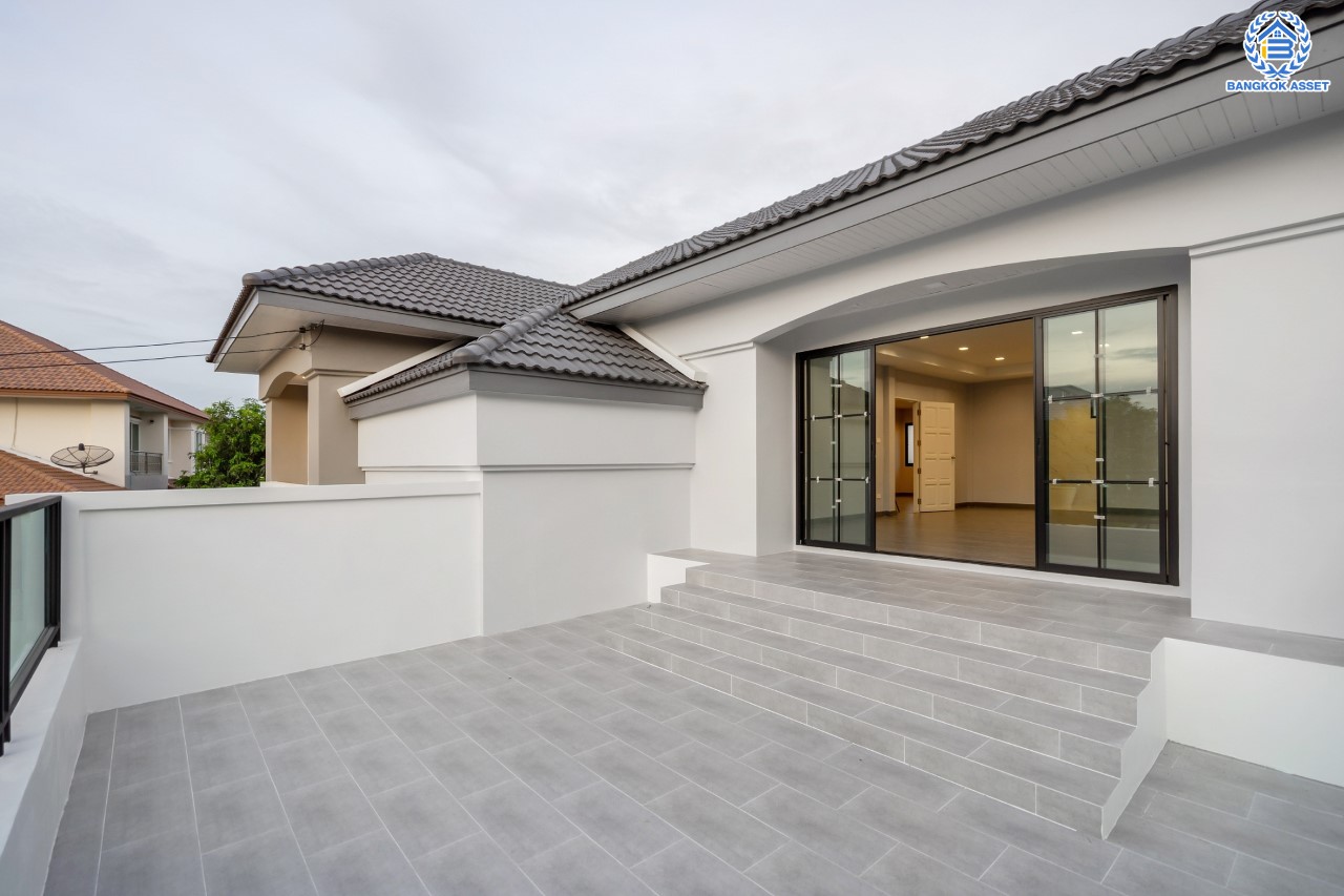 คฤหาสน์ตกแต่งใหม่ คุณภาพ LH ม.ชลลดา บางบัวทอง แปลงมุม เนื้อที่ 121 ตร.ว. ตกแต่งหรูหรา ตอบโจทย์ครอบครัวใหญ่ ด้วยฟังก์ชัน 4 ห้องนอน 6 ห้องน้ำ 1 ห้องอเนกประสงค์ 1 ห้องแม่บ้าน จอดรถได้ถึง 4 คัน มีสนามหญ้าด้านข้างกว้างขวาง พร้อม Facilities ครบ! บนทำเลคุณภาพ เชื่อมต่อได้หลายเส้นทาง ใกล้เซ็นทรัลเวสต์เกต และรถไฟฟ้า "สถานีบางพลู"